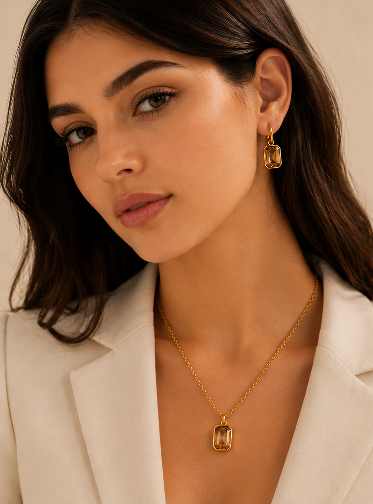 Parure Carrée Plaqué Or 18K – Collier & Boucles d’Oreilles Élégantes
