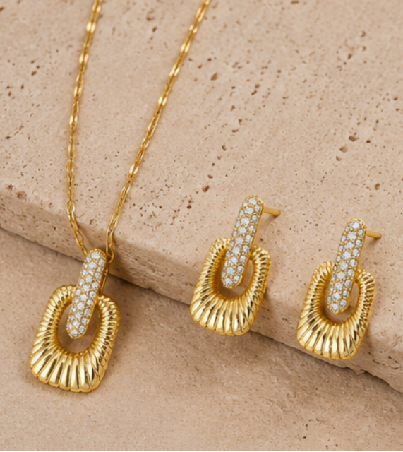 Parure Dorée avec Zircons | Collier & Boucles d’Oreilles Aveloria