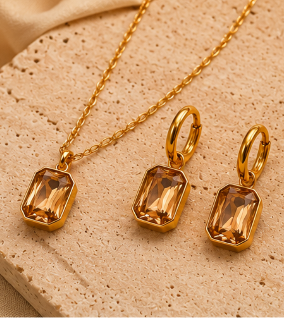 Parure Carrée Plaqué Or 18K – Collier & Boucles d’Oreilles Élégantes