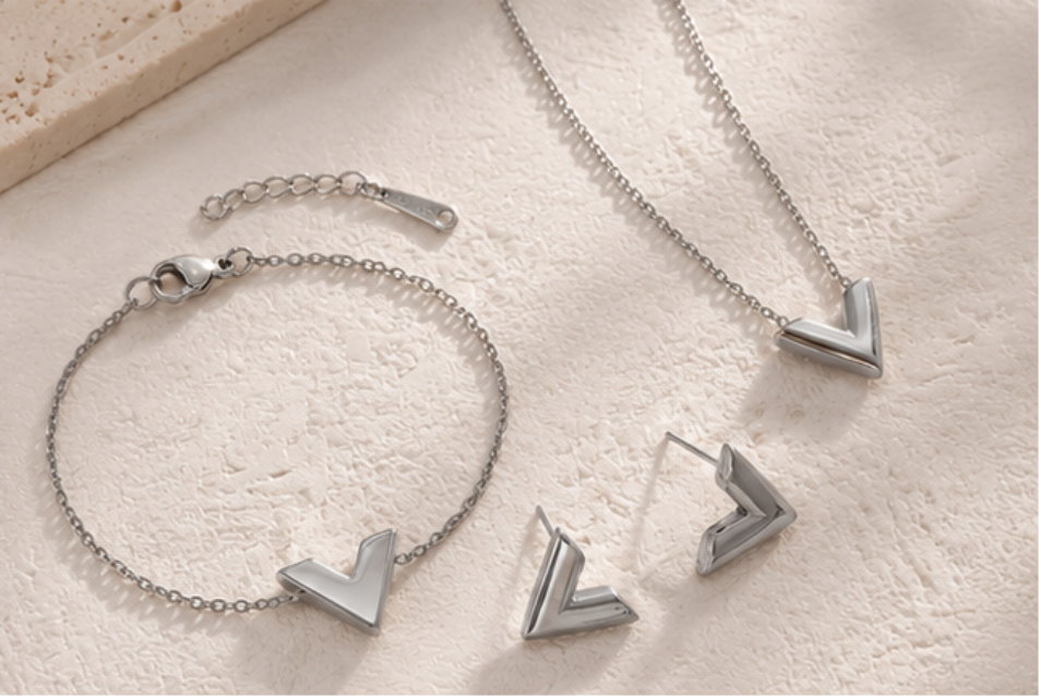 Parure Argentée Femme – Collier, Bracelet & Boucles d’Oreilles